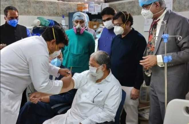 हरियाणा के स्वास्थ्य मंत्री अनिल विज ने लगवाया COVAXINE का पहला टीका हरियाणा के स्वास्थ्य मंत्री अनिल विज ने लगवाया COVAXINE का पहला टीका