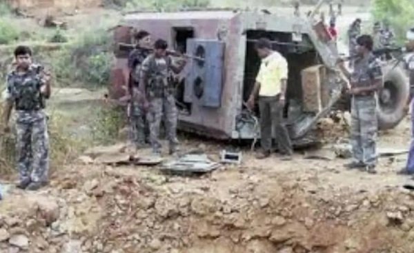 Naxal Attack @Chhattisgarh : IED ब्लास्ट में असिस्टेंट कमांडेंट शहीद, 9 जवान घायल Naxal Attack @Chhattisgarh : IED ब्लास्ट में असिस्टेंट कमांडेंट शहीद, 9 जवान घायल