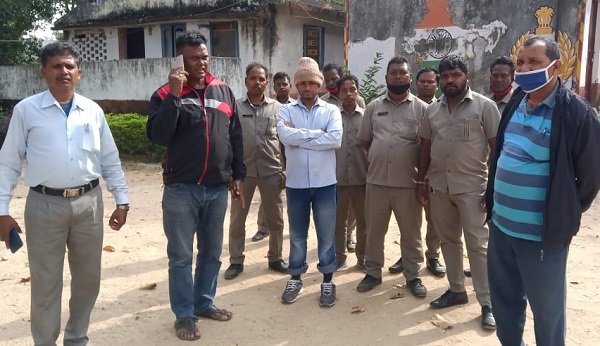 युवक ने दशमफॉल में लगाई छलांग, पर्यटक मित्रों ने ऐसे बचाई जान युवक ने दशमफॉल में लगाई छलांग, पर्यटक मित्रों ने ऐसे बचाई जान