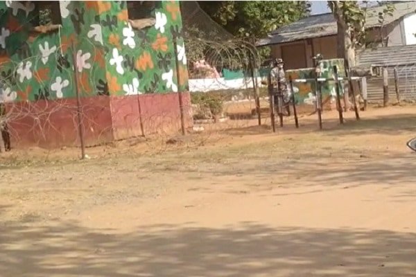 लातेहार में CRPF जवान ने खुद को मारी गोली लातेहार में CRPF जवान ने खुद को मारी गोली