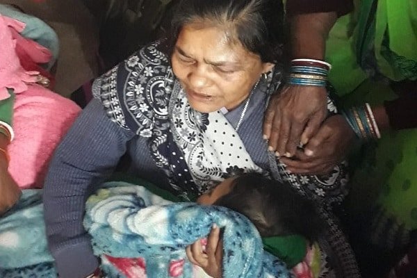 बाप ने डेढ़ साल की बच्ची को गला दबाकर मार डाला बाप ने डेढ़ साल की बच्ची को गला दबाकर मार डाला