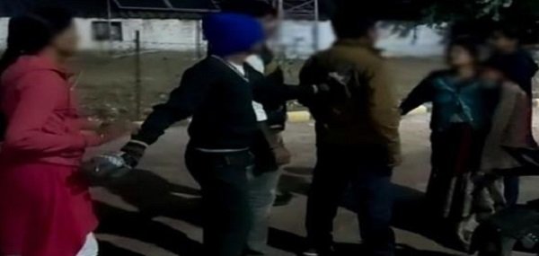 पति को प्रेमिका के साथ देख भड़की महिला, बीच सड़क पर दोनों को चप्पल से कूटा पति को प्रेमिका के साथ देख भड़की महिला, बीच सड़क पर दोनों को चप्पल से कूटा