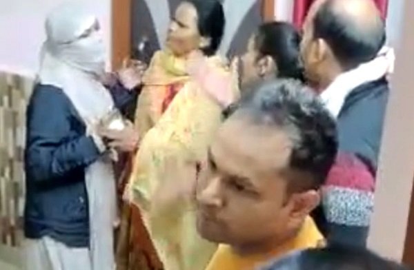 रंगरेलियांं मनाते थाना प्रभारी को पत्नी ने रंगेहाथ पकड़ा और फिर जो हुआ... रंगरेलियांं मनाते थाना प्रभारी को पत्नी ने रंगेहाथ पकड़ा और फिर जो हुआ...