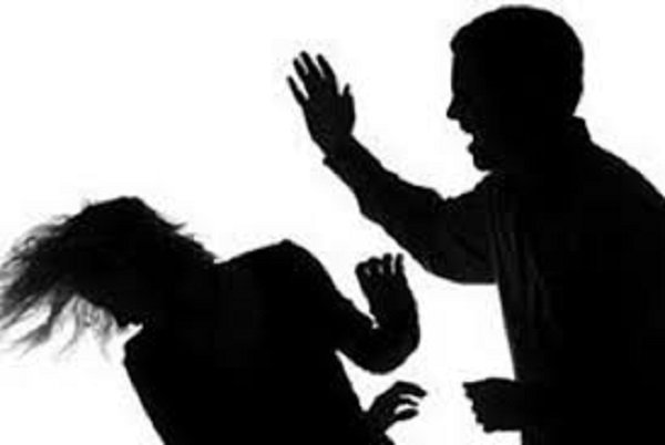 चरित्रहीन बता विवाहिता के काटे ब्रेस्ट, प्राइवेट पार्ट में डाला बेलन, फिर... चरित्रहीन बता विवाहिता के काटे ब्रेस्ट, प्राइवेट पार्ट में डाला बेलन, फिर...