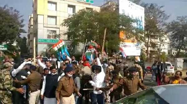केंद्रीय मंत्री धर्मेंद्र प्रधान का काफिला रोकने की कोशिश, ...और हो गई नोक-झोंक केंद्रीय मंत्री धर्मेंद्र प्रधान का काफिला रोकने की कोशिश, ...और हो गई नोक-झोंक