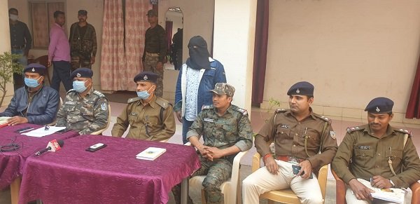 पुलिस ने ऐसी बनाई दबिश कि भागता हुआ आया PLFI का कुख्यात टाईगर पुलिस ने ऐसी बनाई दबिश कि भागता हुआ आया PLFI का कुख्यात टाईगर