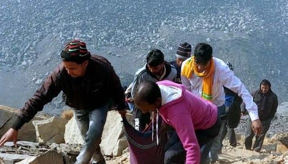 कोयला लाने गए थे दंपती, 200 फीट नीचे चाल धंसी और हो गया ये.. कोयला लाने गए थे दंपती, 200 फीट नीचे चाल धंसी और हो गया ये..