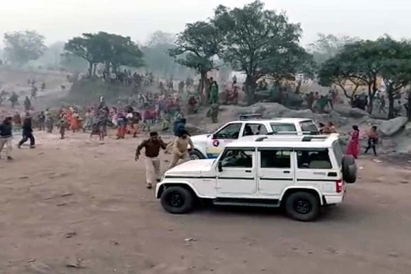 ग्रामीणों ने पुलिस और CISF जवानों पर किया हमला, ऐसे भागकर बचाई जान ग्रामीणों ने पुलिस और CISF जवानों पर किया हमला, ऐसे भागकर बचाई जान