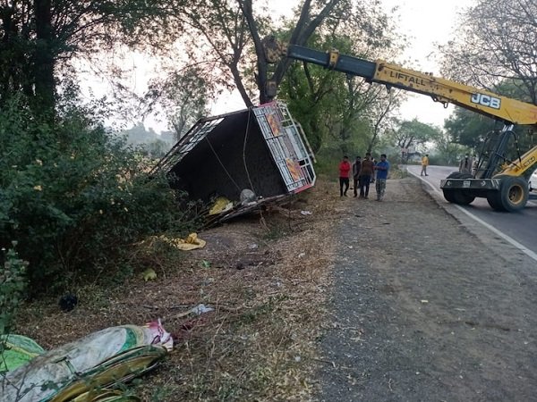 हाइवे पर पलटा ट्रक, 2 बच्चे समेत 15 लोगों की मौत ऑन द स्पॉट हाइवे पर पलटा ट्रक, 2 बच्चे समेत 15 लोगों की मौत ऑन द स्पॉट