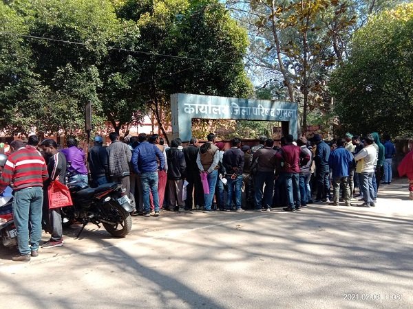 लाइसेंस रद्द करने की खबर के बाद जिला परिषद कार्यालय में ठेकेदारों का जुटान लाइसेंस रद्द करने की खबर के बाद जिला परिषद कार्यालय में ठेकेदारों का जुटान