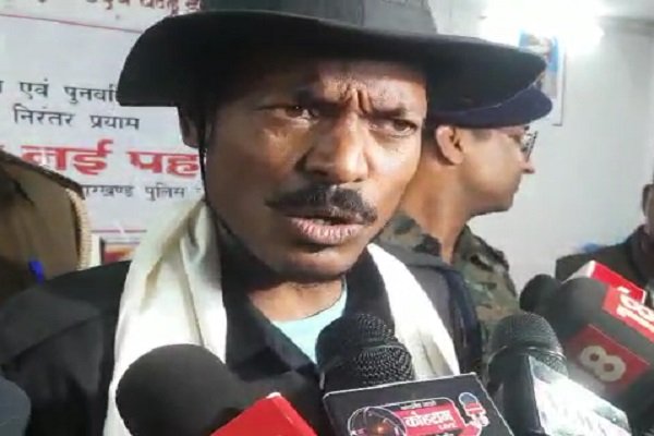 खूंखार माओवादी जीवन कंडुलना ने कहा- बहन की हत्या का बदला लेने के लिए थाम लिया बंदूक, ऐसे हुआ संगठन से मोह भंग खूंखार माओवादी जीवन कंडुलना ने कहा- बहन की हत्या का बदला लेने के लिए थाम लिया बंदूक, ऐसे हुआ संगठन से मोह भंग
