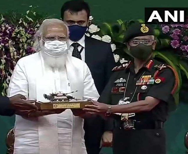 प्रधानमंत्री मोदी ने सेना को सौंपी अचूक निशाने वाले अर्जुन टैंक की चाबी, 8400 करोड़ की लागत से DRDO ने किए तैयार प्रधानमंत्री मोदी ने सेना को सौंपी अचूक निशाने वाले अर्जुन टैंक की चाबी, 8400 करोड़ की लागत से DRDO ने किए तैयार