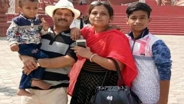 डॉक्टर ने पहले पत्नी और बच्चों को दिया मौत का इंजेक्शन, फिर खुद भी कर ली आत्महत्या, सुसाइड नोट में लिखा ये... डॉक्टर ने पहले पत्नी और बच्चों को दिया मौत का इंजेक्शन, फिर खुद भी कर ली आत्महत्या, सुसाइड नोट में लिखा ये...