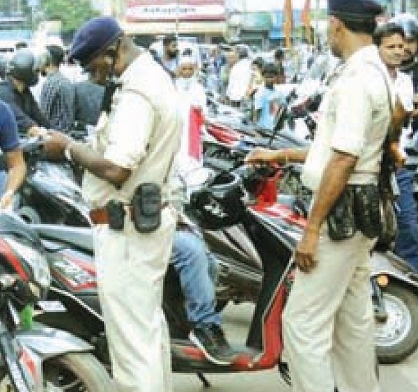 रांची में ट्रैफिक नियम तोड़ना पड़ेगा महंगा, ऑन द स्पॉट जब्त होगा लाइसेंस रांची में ट्रैफिक नियम तोड़ना पड़ेगा महंगा, ऑन द स्पॉट जब्त होगा लाइसेंस