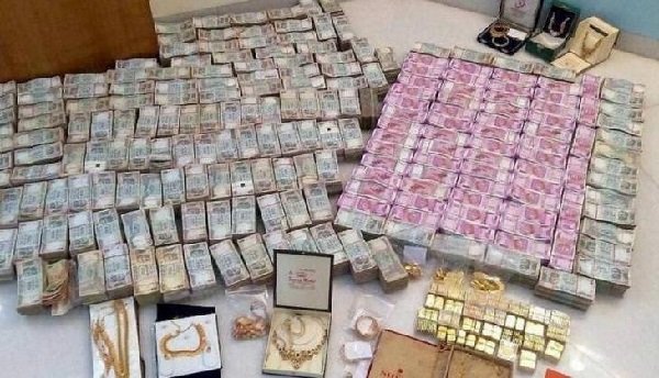तहखाने से इतना धन निकला कि डगमगाने लगा यकीन तहखाने से इतना धन निकला कि डगमगाने लगा यकीन