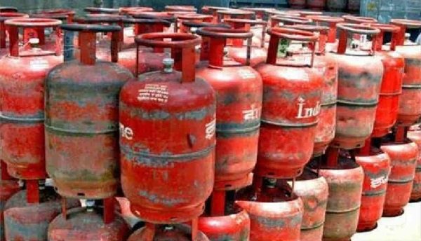 सोमवार से 50 रुपये महंगा मिलेगा LPG सिलेंडर सोमवार से 50 रुपये महंगा मिलेगा LPG सिलेंडर