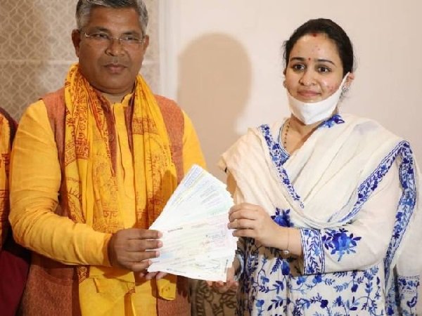 मुलायम की छोटी बहू अपर्णा ने राम मंदिर के लिए दिए 11 लाख रुपये मुलायम की छोटी बहू अपर्णा ने राम मंदिर के लिए दिए 11 लाख रुपये