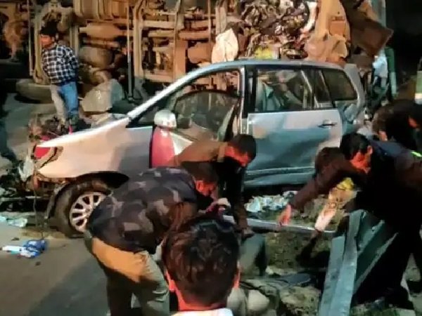 मथुरा में कार पर टैंकर पलटने से 7 लोगों की मौत मथुरा में कार पर टैंकर पलटने से 7 लोगों की मौत