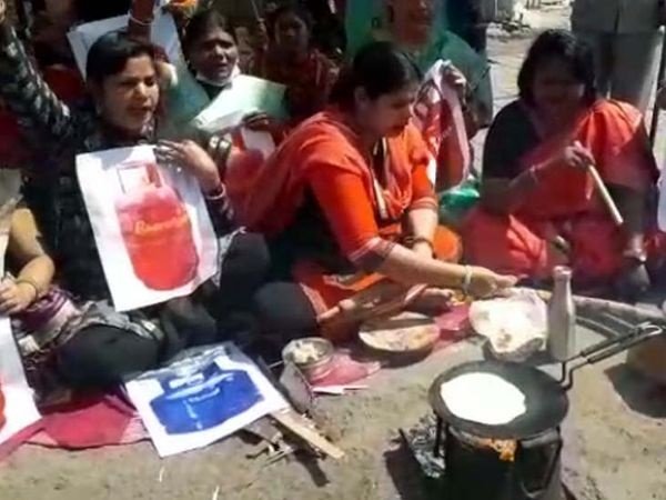 पेट्रोल और रसोई गैस के दाम में वृद्धि का विरोध, महिला कांग्रेस ने सड़क पर लकड़ी के चूल्हे पर पकाई रोटी पेट्रोल और रसोई गैस के दाम में वृद्धि का विरोध, महिला कांग्रेस ने सड़क पर लकड़ी के चूल्हे पर पकाई रोटी
