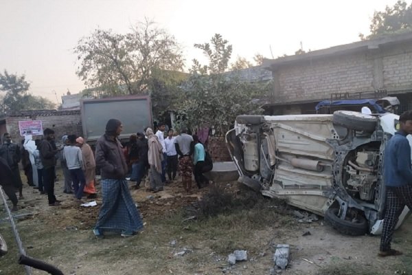 अनियंत्रित हाइवा घर में घुसा, बाल-बाल बचे लोग अनियंत्रित हाइवा घर में घुसा, बाल-बाल बचे लोग