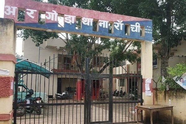 अरगोड़ा में दिन दहाड़े जेवर कारोबारी को लूटा, इलाके में नाकाबंदी अरगोड़ा में दिन दहाड़े जेवर कारोबारी को लूटा, इलाके में नाकाबंदी