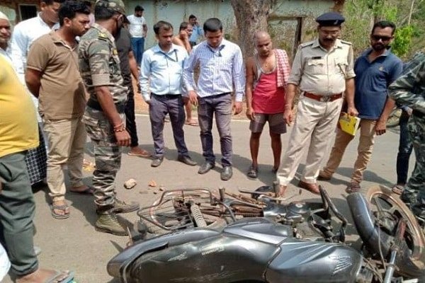चाईबासा में अपराधियों का कोहराम, दिनदहाड़े बैंककर्मी से लूटे 15 लाख चाईबासा में अपराधियों का कोहराम, दिनदहाड़े बैंककर्मी से लूटे 15 लाख