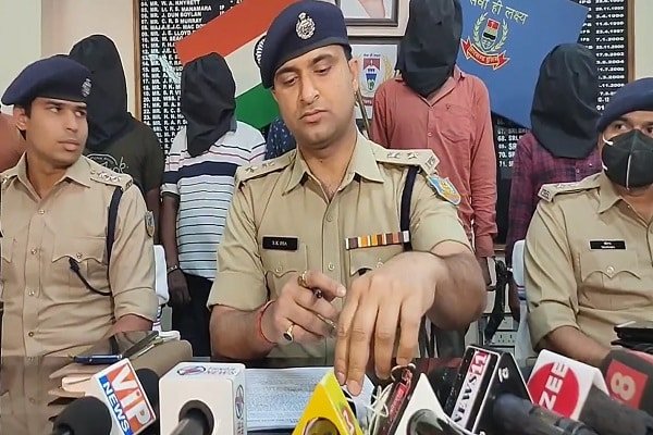 पैसे के लेन-देने के विवाद में दोस्त बन गया दुश्मन, रास्ते से ऐसे हटवाया (VIDEO) पैसे के लेन-देने के विवाद में दोस्त बन गया दुश्मन, रास्ते से ऐसे हटवाया (VIDEO)