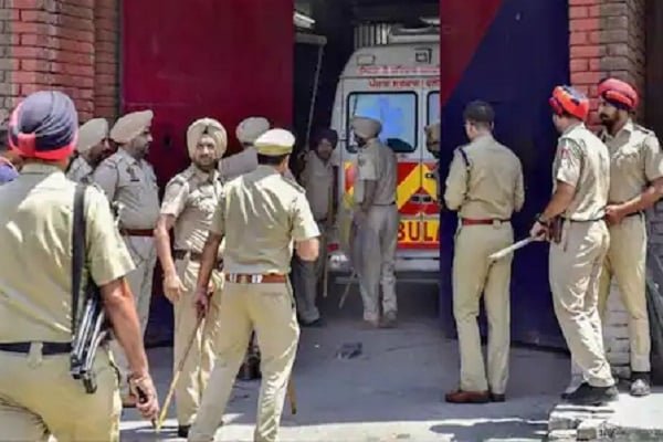 निहंगों ने तलवार से पुलिस पर किया हमला, फायरिंग में दोनों ढेर निहंगों ने तलवार से पुलिस पर किया हमला, फायरिंग में दोनों ढेर