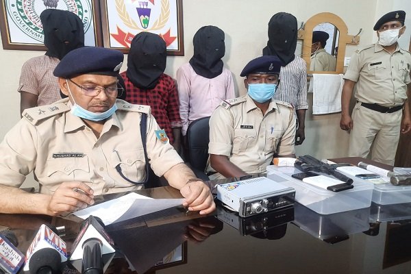 दूध वैन के चालक से लूटपाट कांड में 4 अपराधी धराए, पुलिस ने ऐसे दबोचा दूध वैन के चालक से लूटपाट कांड में 4 अपराधी धराए, पुलिस ने ऐसे दबोचा