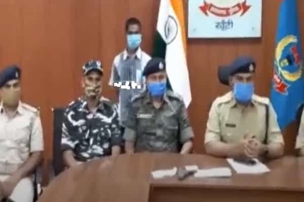 2 लाख का इनामी PLFI उग्रवादी चोयता धराया, पिस्टल और गोली जब्त 2 लाख का इनामी PLFI उग्रवादी चोयता धराया, पिस्टल और गोली जब्त