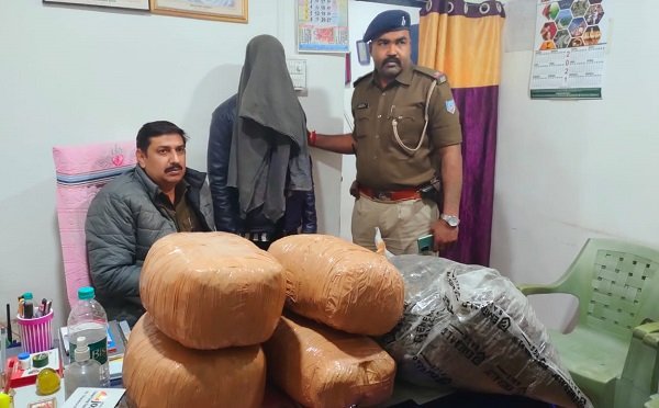 खादगढ़ा बस स्टैंड से 35 किलो गांजा के साथ युवक धराया खादगढ़ा बस स्टैंड से 35 किलो गांजा के साथ युवक धराया