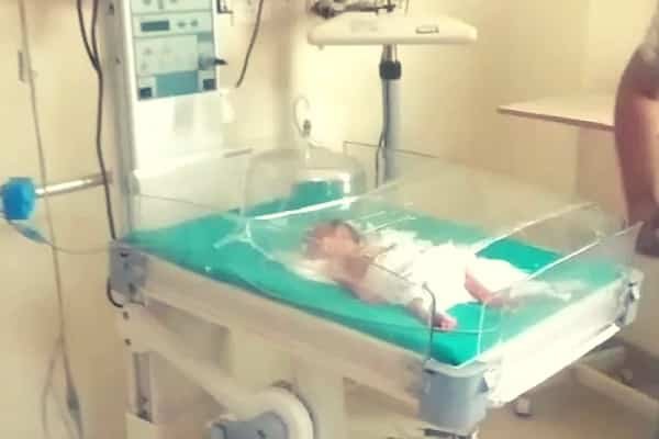 महिला ने शौचालय में जुड़वा बच्ची को दिया जन्म, अस्पताल में छोड़कर चले गए, बाप ने कही ये बात महिला ने शौचालय में जुड़वा बच्ची को दिया जन्म, अस्पताल में छोड़कर चले गए, बाप ने कही ये बात