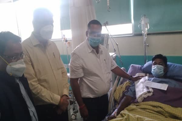 अपराधियों की गोली से घायल SI से मिले मंत्री बन्ना गुप्ता, किया सम्मानित अपराधियों की गोली से घायल SI से मिले मंत्री बन्ना गुप्ता, किया सम्मानित
