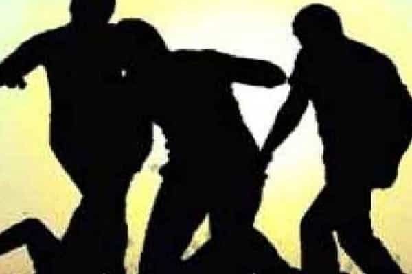 रात के अंधेरे में प्रेमिका से मिलने पहुंचा प्रेमी, ग्रामीणों ने रंगेहाथ पकड़ा, और फिर... रात के अंधेरे में प्रेमिका से मिलने पहुंचा प्रेमी, ग्रामीणों ने रंगेहाथ पकड़ा, और फिर...