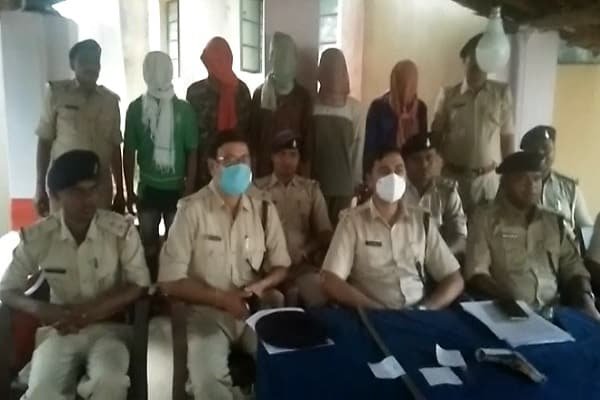 लूटपाट करते होमगार्ड जवान 4 साथियों के साथ धराया लूटपाट करते होमगार्ड जवान 4 साथियों के साथ धराया
