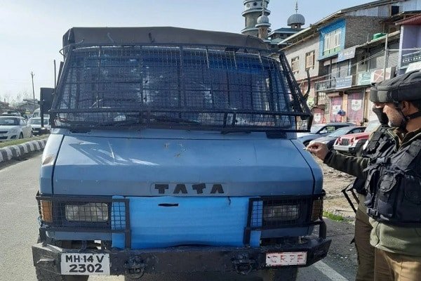 श्रीनगर में CRPF की पेट्रोलिंग पार्टी पर आतंकी हमला, दो जवान शहीद श्रीनगर में CRPF की पेट्रोलिंग पार्टी पर आतंकी हमला, दो जवान शहीद