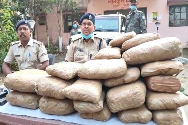 सूमो में ऐसे छिपाकर ले जा रहा था गांजा, तस्करी का तरीका देख पुलिस दंग (VIDEO) सूमो में ऐसे छिपाकर ले जा रहा था गांजा, तस्करी का तरीका देख पुलिस दंग (VIDEO)