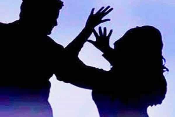 प्यार में पागल महिला ने दारोगा का पकड़ा कॉलर, फाड़ी वर्दी, अब हुआ ये... प्यार में पागल महिला ने दारोगा का पकड़ा कॉलर, फाड़ी वर्दी, अब हुआ ये...