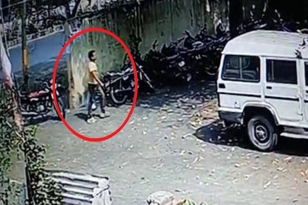 बहन के लव मैरिज से नाराज भाई ने जीजा को काट डाला, कटा सिर लेकर पहुंचा थाना बहन के लव मैरिज से नाराज भाई ने जीजा को काट डाला, कटा सिर लेकर पहुंचा थाना