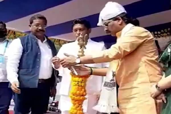 हॉकी प्रतियोगिता का सीएम ने किया उद्घाटन, कहा- खेल को बढ़ावा देने के लिए सरकार प्रतिबद्ध हॉकी प्रतियोगिता का सीएम ने किया उद्घाटन, कहा- खेल को बढ़ावा देने के लिए सरकार प्रतिबद्ध