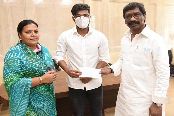 सीएम ने पत्रकार रवि प्रकाश के इलाज के लिए दिया दो लाख का चेक सीएम ने पत्रकार रवि प्रकाश के इलाज के लिए दिया दो लाख का चेक