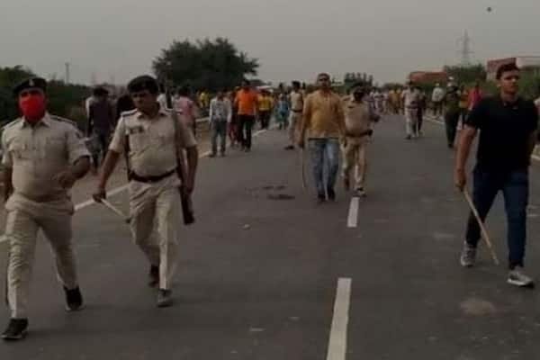 खेसारी लाल यादव को देखने पहुंची हजारों की भीड़ हो गई बेकाबू, पत्थरबाजी के बाद लाठीचार्ज खेसारी लाल यादव को देखने पहुंची हजारों की भीड़ हो गई बेकाबू, पत्थरबाजी के बाद लाठीचार्ज