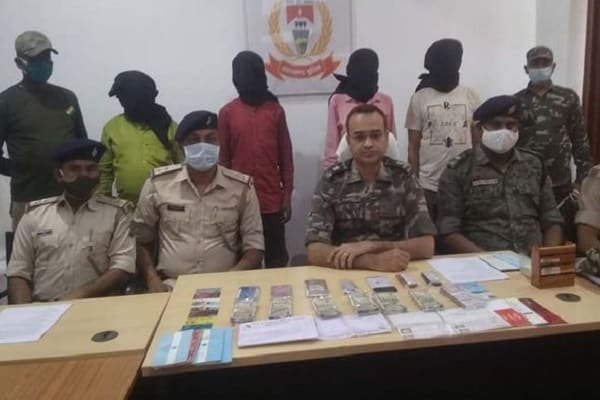 तीन माओवादी और एक TSPC उग्रवादी धराया, लेवी के 4.48 लाख जब्त तीन माओवादी और एक TSPC उग्रवादी धराया, लेवी के 4.48 लाख जब्त