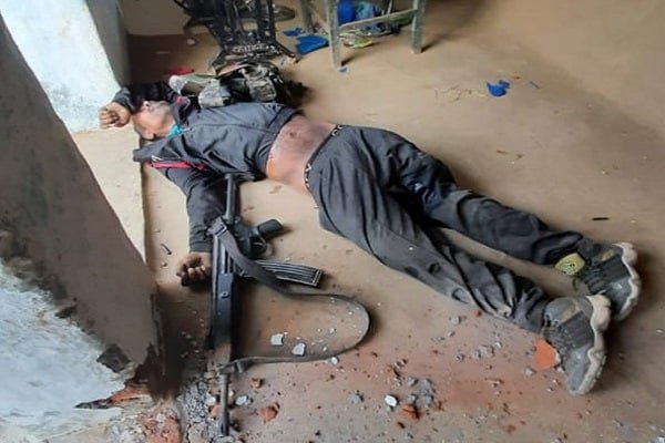CRPF जवानों ने मुठभेड़ में 4 नक्सलियों को मार गिराया CRPF जवानों ने मुठभेड़ में 4 नक्सलियों को मार गिराया