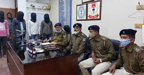 पिठोरिया घाटी में लूटपाट की बना रहे थे योजना, हथियार के साथ 4 अपराधी धराये पिठोरिया घाटी में लूटपाट की बना रहे थे योजना, हथियार के साथ 4 अपराधी धराये