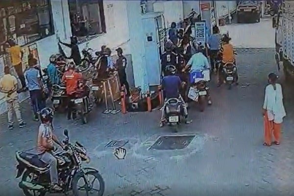 शक्ति पेट्रोल पंप में युवक ने की तोड़फोड़, जानिये क्या है मामला (VIDEO) शक्ति पेट्रोल पंप में युवक ने की तोड़फोड़, जानिये क्या है मामला (VIDEO)