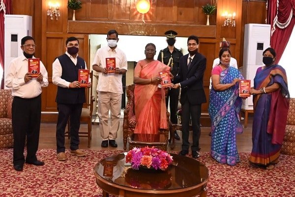 डॉक्टर अभिषेक आनंद की पुस्तक का राज्यपाल द्रौपदी मुर्मू ने किया लोकार्पण डॉक्टर अभिषेक आनंद की पुस्तक का राज्यपाल द्रौपदी मुर्मू ने किया लोकार्पण