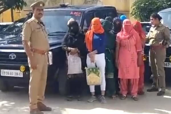 @Sex Racket का भंडाफोड़, आपत्तिजनक स्थिति में पकड़ाए 10 लड़के और 12 लड़कियां @Sex Racket का भंडाफोड़, आपत्तिजनक स्थिति में पकड़ाए 10 लड़के और 12 लड़कियां
