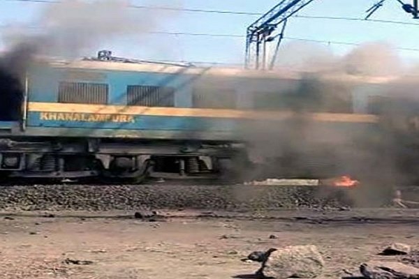 कोयले से लदी मालगाड़ी के इंजन में लगी आग, शॉर्ट सर्किट होने की आशंका कोयले से लदी मालगाड़ी के इंजन में लगी आग, शॉर्ट सर्किट होने की आशंका