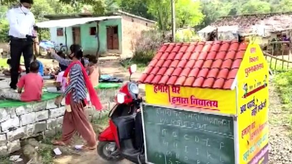 शिक्षक हो ऐसा, गरीब बच्चों के लिए अपने स्कूटर पर ही बना दी लाइब्रेरी शिक्षक हो ऐसा, गरीब बच्चों के लिए अपने स्कूटर पर ही बना दी लाइब्रेरी